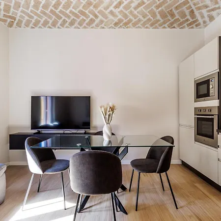 Chiara 6 Guest - Train Station - Parking