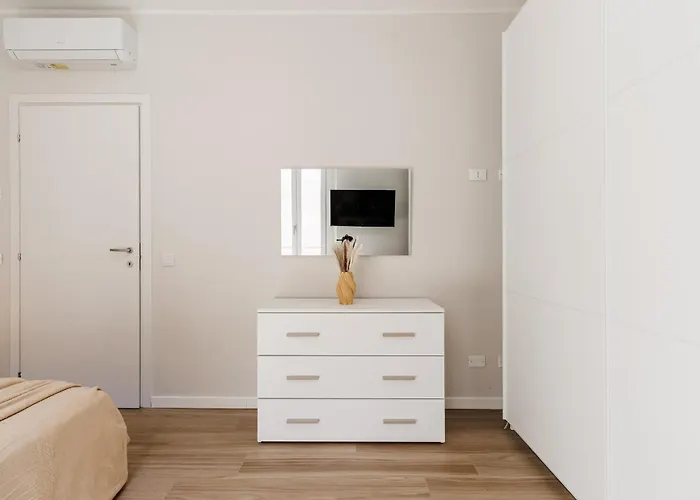 Chiara 6 Guest - Train Station - Parking Apartment *