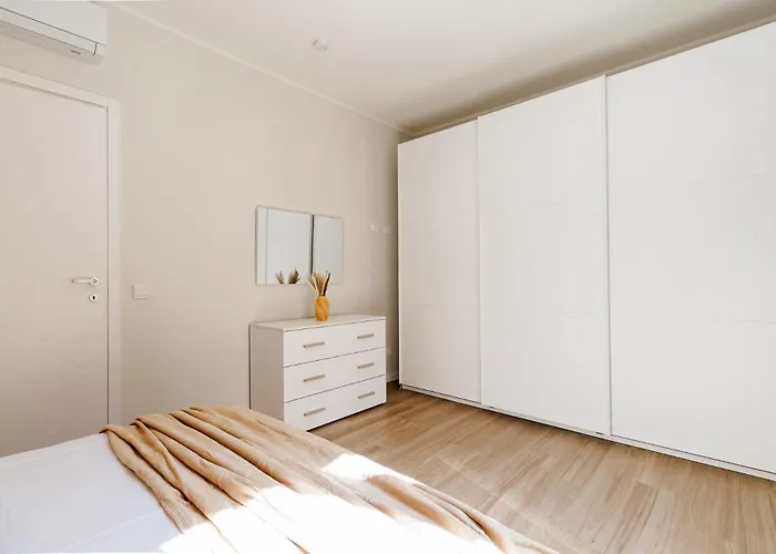 Chiara 6 Guest - Train Station - Parking Apartment