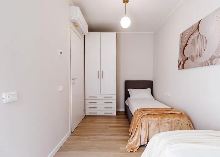 Chiara 6 Guest - Train Station - Parking Apartment *