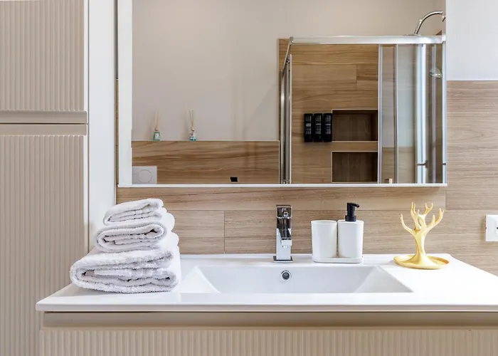 Chiara 6 Guest - Train Station - Parking Apartment *